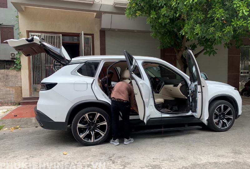 đặt cửa hít cho xe VinFast