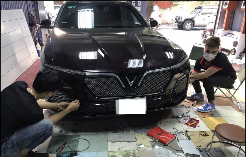 Quy trình độ mặt ca lăng - lưới tản nhiệt VinFast VF3