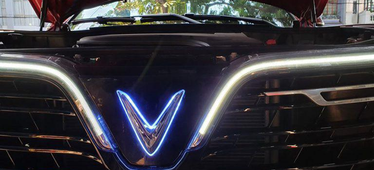 Trang bị led nội thất và trần sao rơi cho xe điện VinFast