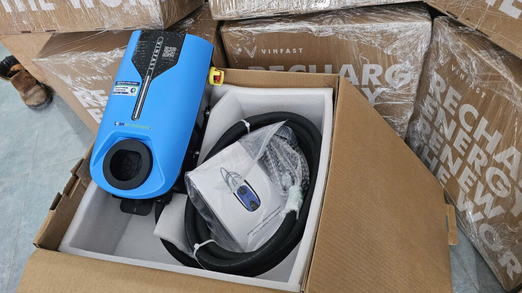Bộ sạc treo tường AC 11kW sử dụng cho các dòng xe điện VinFast như xe VFe34, VF5, VF6, VF7, VF8, VF9