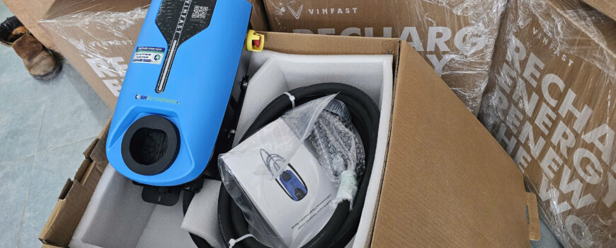 Bộ sạc treo tường AC 11kW sử dụng cho các dòng xe điện VinFast như xe VFe34, VF5, VF6, VF7, VF8, VF9