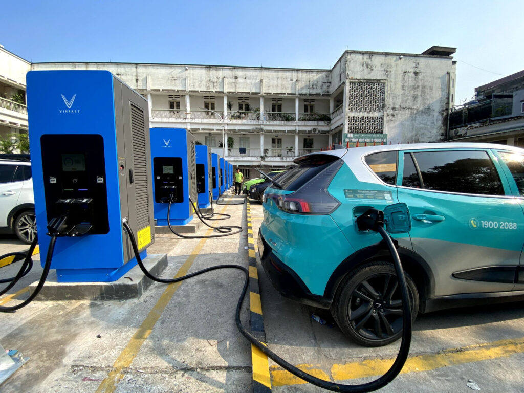 sạc xe điện Limo Green tại trạm công cộng