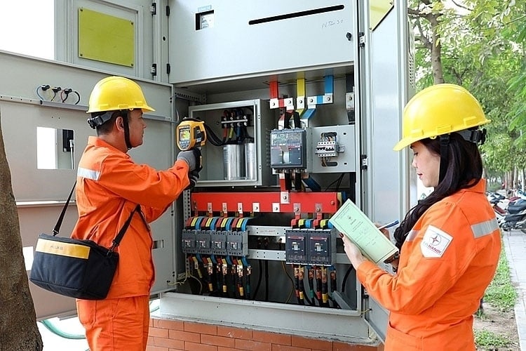 nhân viên điện lực lắp trụ sạc xe điện tại nhà